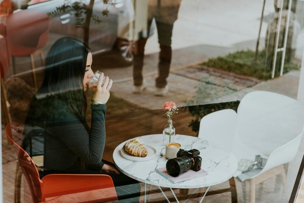 Astuces Essentielles pour un Maquillage de Soirée Glamour et Éclatant